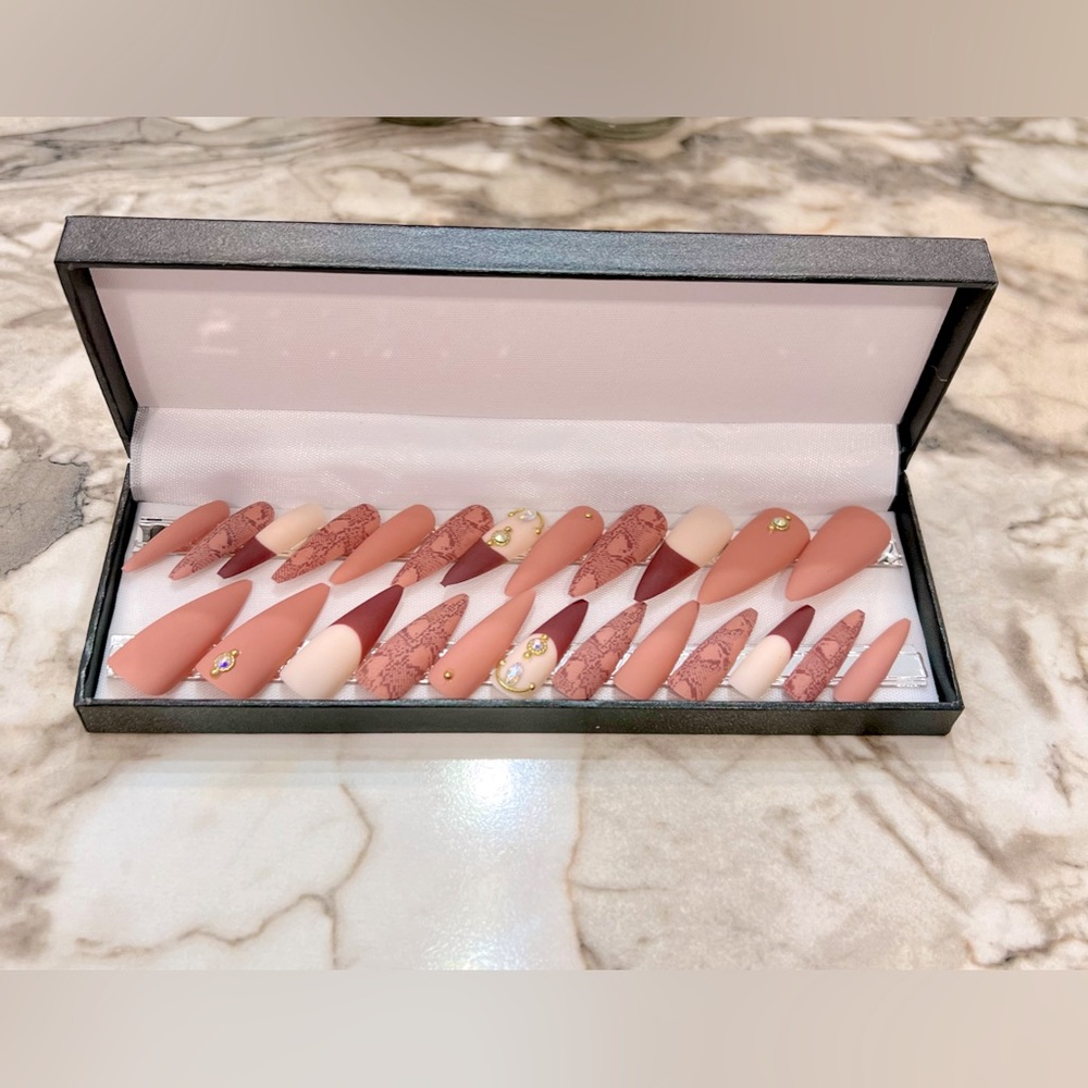 Gorgeous Press-On Nails (24 pieces)